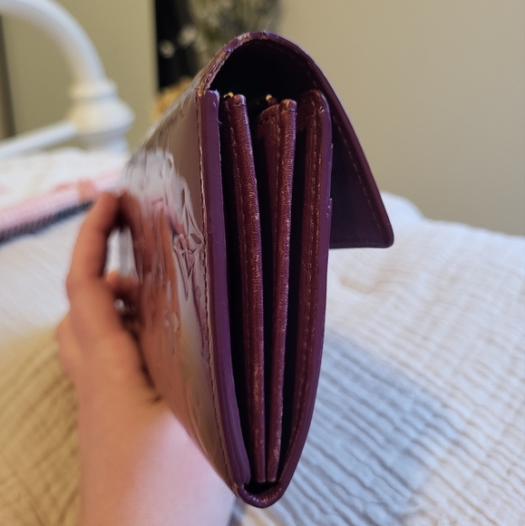 💯Authentic Louis Vuitton Vernis Bordeaux Sarah Wallet - Picture 10 of 16